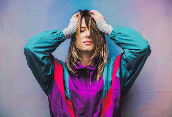 Quelles astuces pour associer des gilets tricotés à des robes élégantes ?