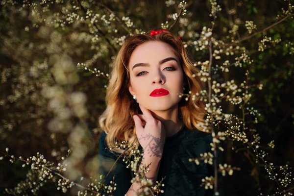 Quels styles de manteaux choisir pour sublimer une grande stature ?